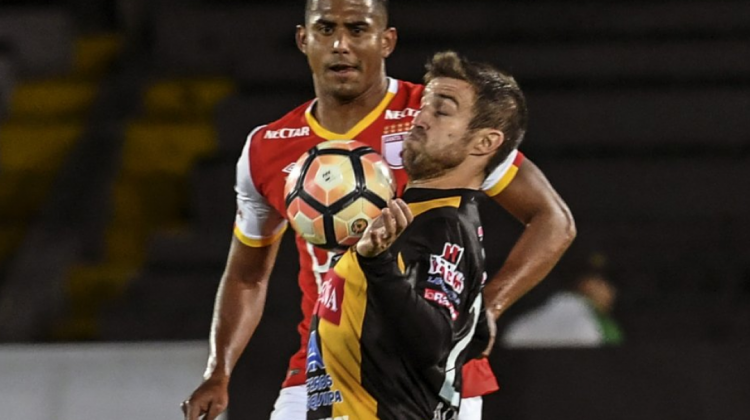 El atacante atigrado Matías Alonso disputa un balón ante un rival.  Foto: @CONMEBOL