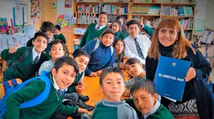 Entrega del Libro del Mar en una unidad educativa de Chile . Foto: Archivo