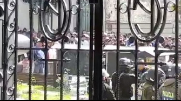 Los choferes cercan la alcaldía de La Paz exigiendo la renuncia de Ramiro Burgos.   Foto: @BeatrizCahuasa1