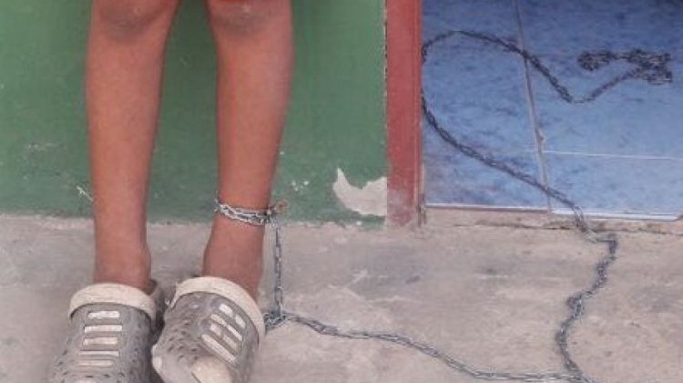 El niño fue encontrado con el pie izquierdo encadenado a un poste.