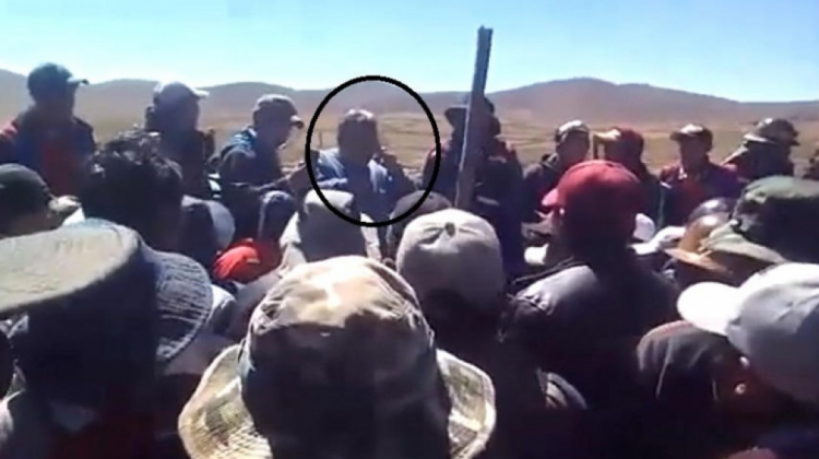 Rodolfo Illanes rodeado de los mineros cooperativistas. Foto: Captura de pantalla de un video