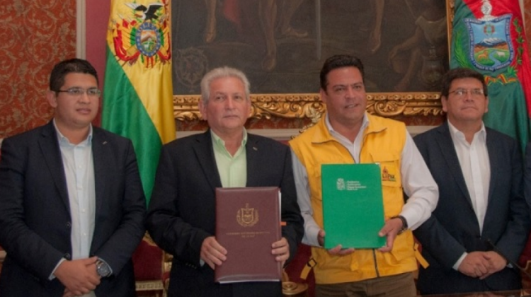 El Gobernador de Santa Cruz, Rubén Costas y el Alcalde de La Paz, Luis Revilla . Foto: GAMLP
