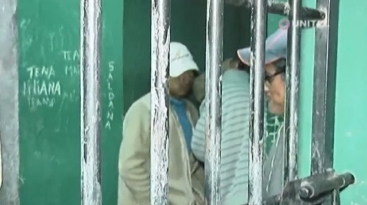 Detenidos en celdas policiales de San Julián.  Foto: Captura de pantalla Unitel.