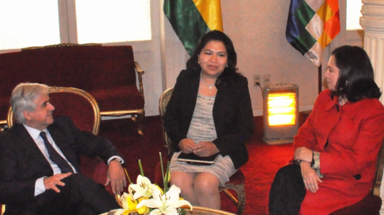 El Cónsul, Manuel Hinojosa; la vicecanciller, Guadalupe Palomeque. Foto: Canciller