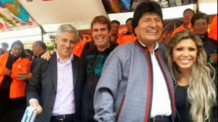 El presidente Evo Morales y  Gabriela Zapata.