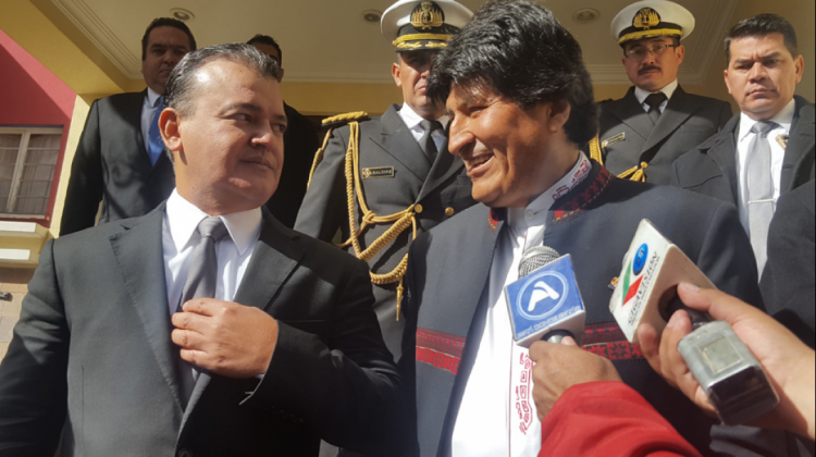 El presidente Evo Morales junto al presidente de los empresarios, Ronald Nostas. Foto: ANF