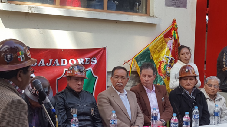 César Navarro, ministro de Minería (tercero de la derecha) junto a dirigentes y exdirigentes mineros. Foto: ANF