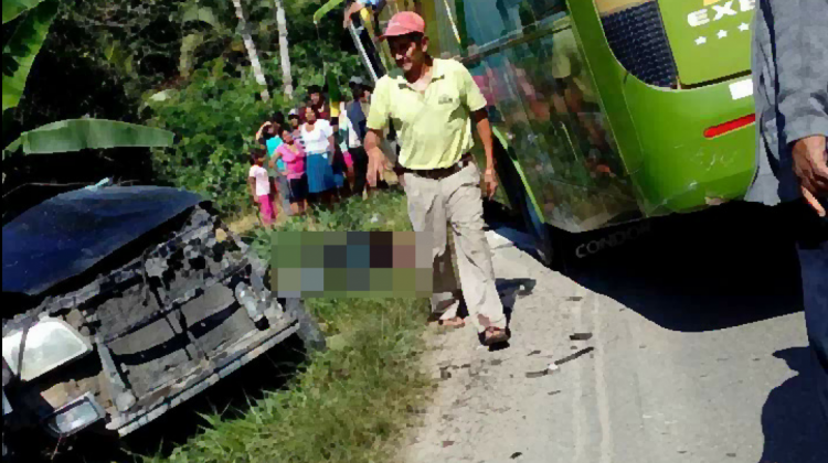 Así quedó la vagoneta que impactó contra un bus en cercanías de Villa Tunari. Foto: Lucas Noticias