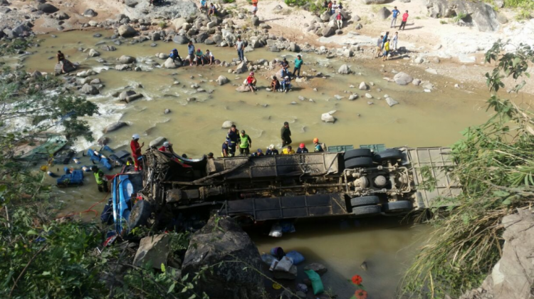 El bus se precipitó en un río causando la muerte de varias personas. Foto: Pepos