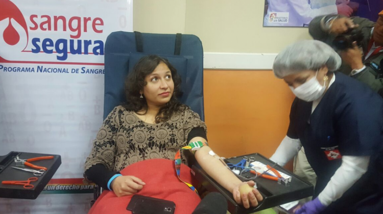 La ministra de Salud, Ariana Campero, en la donación de sangre. Foto: ANF