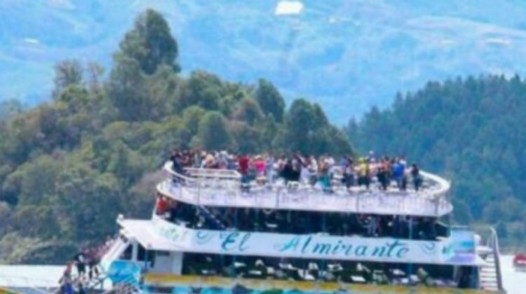 Barco naufragado en Colombia . Foto: Captura de pantalla