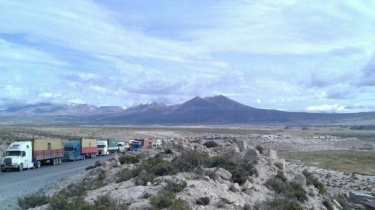 Camiones parados en frontera con Chile. Foto archivo ANF