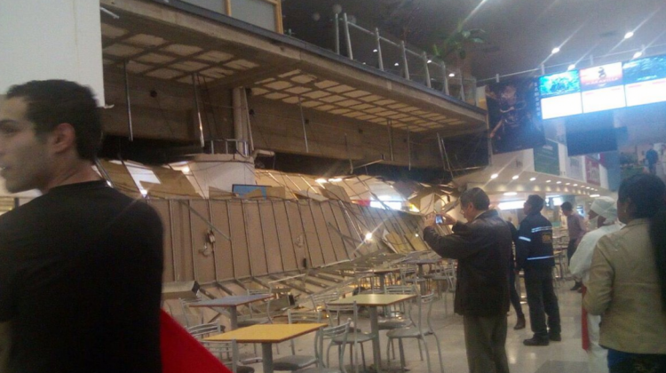 Algunas personas tomaron algunas fotos del techo falso caído en el Megacenter.   Foto: @Juancamorroy