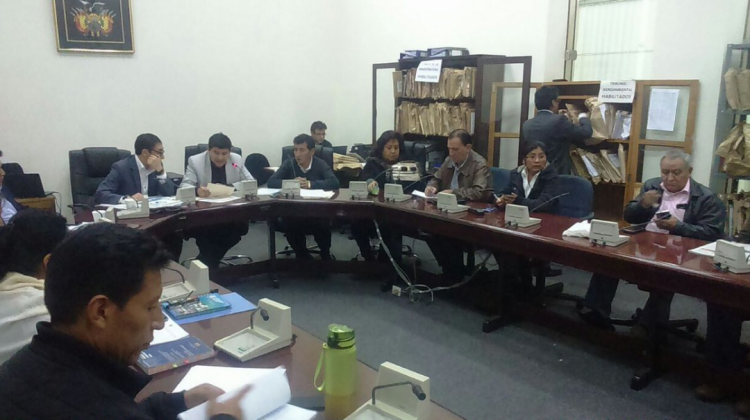 La Comisión Mixta de Justicia Plural y los delegados del Comité Ejecutivo de la Universidad Boliviana (CEUB) reunidos para iniciar el proceso.   Foto: @Diputados_Bol