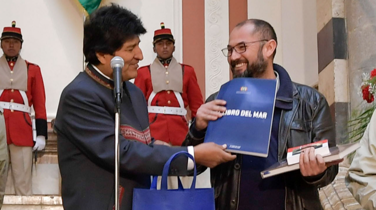 Evo Morales entregó más libros a Alfonso Ossandón en el Palacio. Foto: Abi.