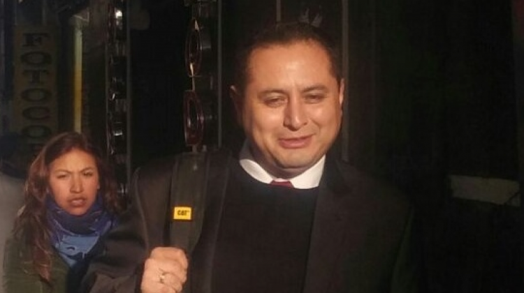 Expresidente de YPFB, Guillermo Achá, antes de ingresar a la audiencia. Foto: ANF