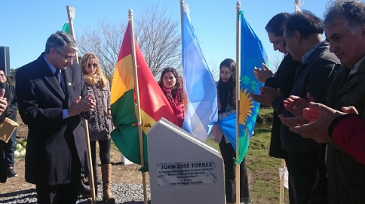 Autoridades bolivianas y argentinas descubren el monumento a J.J. Torres.  Foto:  Min. Defensa