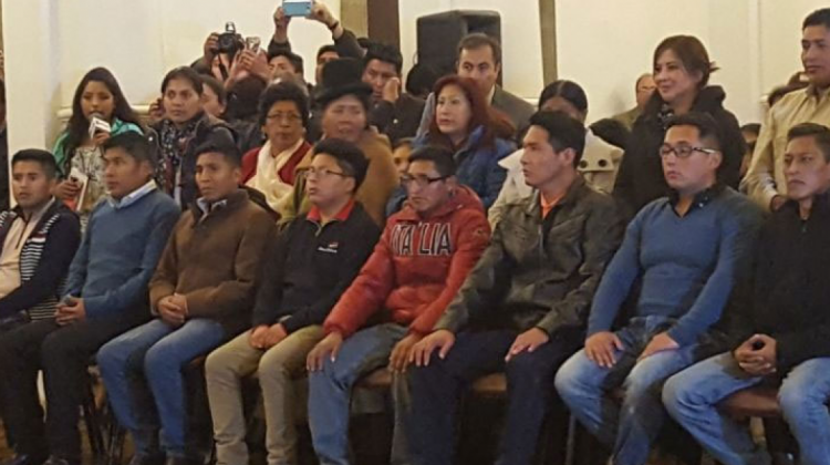 Los nueve bolivianos expulsados de Chile fueron recibidos ayer en Palacio de Gobierno. Foto: ANF.