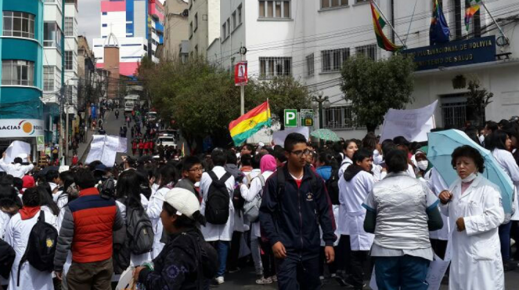 La marcha de médicos llegó hoy hasta el Ministerio de Salud. Foto: ANF.