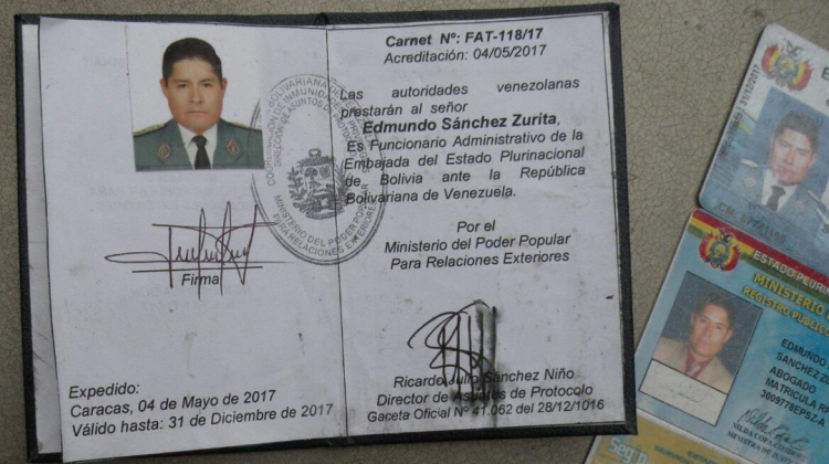 Documentos del acusado que supuestamente fueron encontrados en Venezuela. Foto: @jourdg