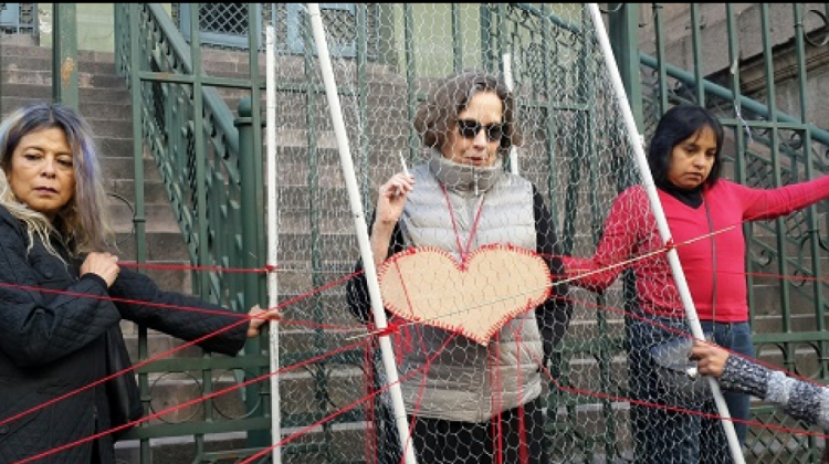 Raquel Gutierrez, durante la acción callejera "No solo la càrcel tiene rejas".  Foto:  ANF