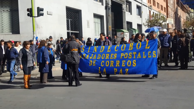 Trabajadores movilizados en la Av Santa Cruz frente a ECOBOL. Foto: ANF