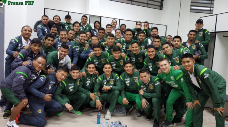 Cuerpo técnico y jugadores de la Verde celebran la victoria con una foto en conjunto.   Foto: Prensa FBF