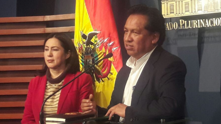 El ministro de la Presidencia, René Martínez y la viceministra, Carmen Almendras. Foto: Cancillería.