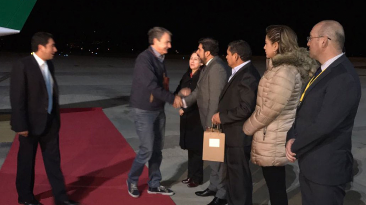La llegada del expresidente de España, José Luis Rodríguez Zapatero. Foto:  @Mundosinmuros