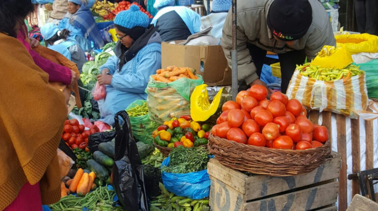 Una persona adquiere verdura en un mercado paceño. Foto: ANF