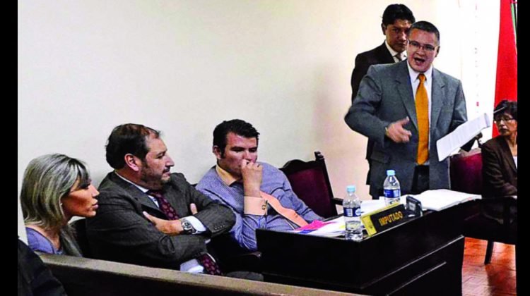 Gabriela Zapata y sus exabogados en una audiencia: Foto: Archivo Página Siete