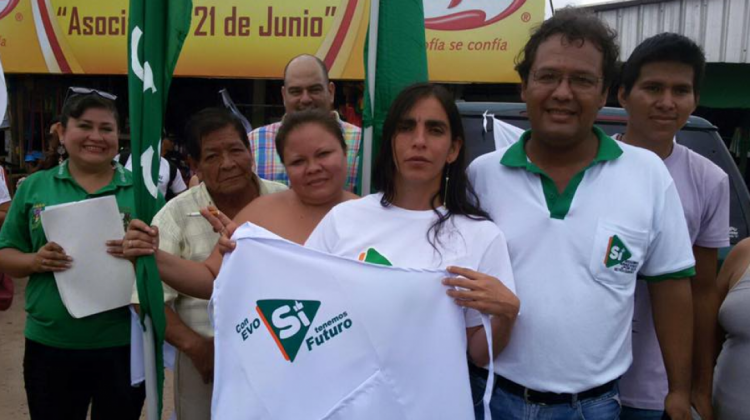 Romer Gutiérrez al fondo con un grupo donde también está la presidenta de la Cámara de Diputados. Foto: Facebook