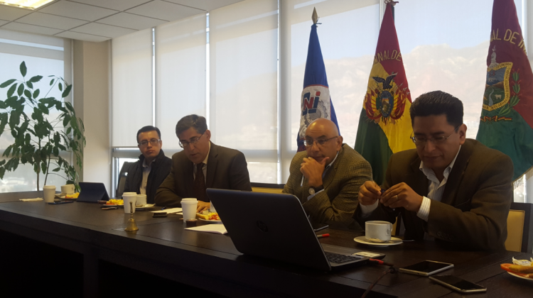 Horacio Villegas, presidente de la CNI (segubndo de la derecha) junto al vicepresidente Ibo Blazicevic y Hugo Siles, asesor. Foto: ANF