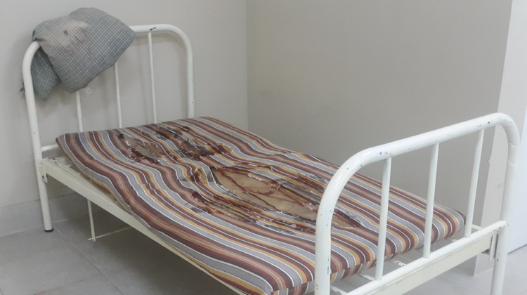 Así está una las camas del hospital de segundo nivel del municipio de Achacachi. Foto: ANF