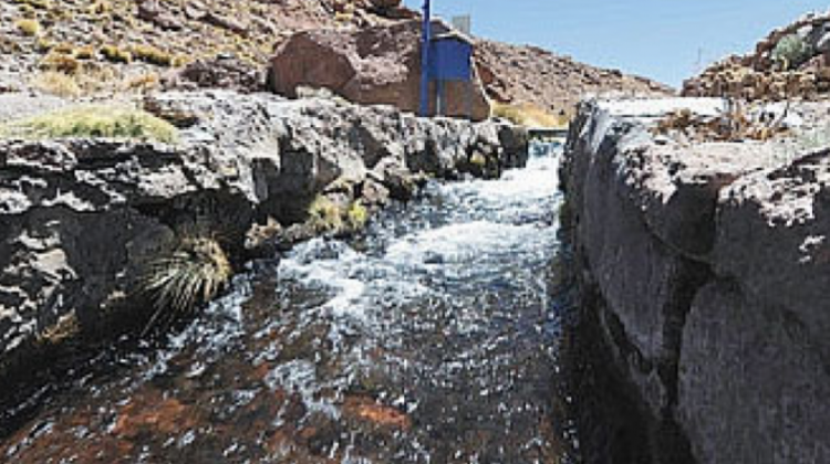 Uno de los canales por donde fluye las aguas del Silala.