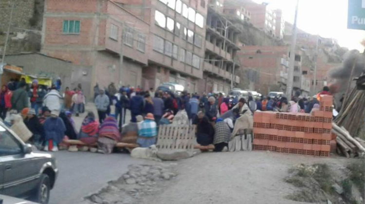 Uno de los puntos de bloqueo instalado en la salida a Yungas. Foto: La Paz Bus.