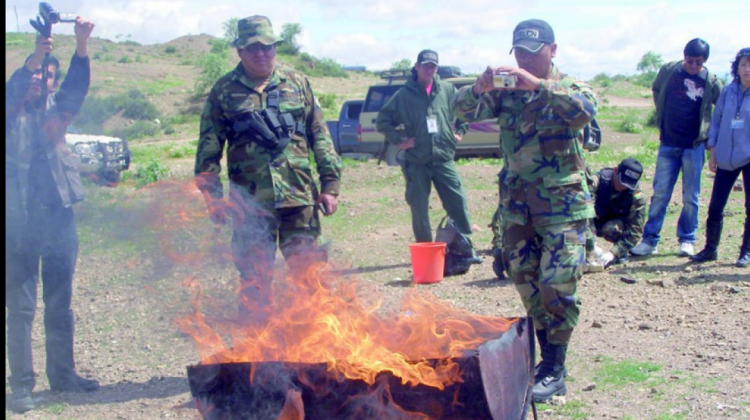 Efectivos de la FELCN participan en actos de destrucción de droga. Foto ilustrativa: Correo del Sur