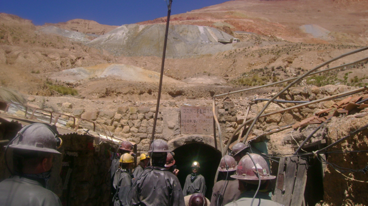 Minería en el cerro Rico de Potosí. WordPress.com