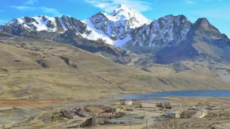 La comunidad de Milluni a las faldas del nevado Huayna Potosí.