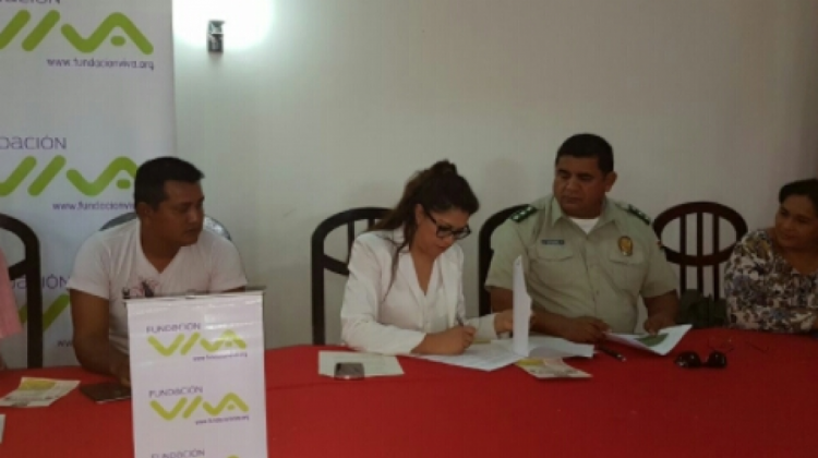 Firma de la alianza entre Fundación VIVA y el Comando Departamental de la Policía de Pando. Foto. RB.