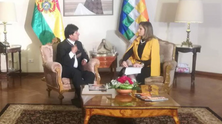 Evo Morales junto a la periodista Jimena Antelo. Foto: @evoespueblo.