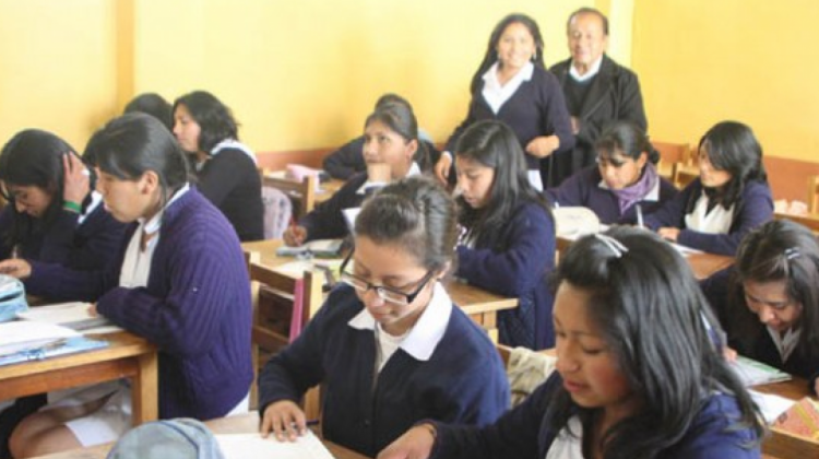 Estudiantes pasan clases en un aula. Foto de archivo: Radio Fides