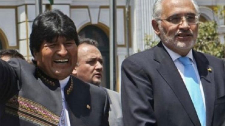 Evo Morales junto a Carlos Mesa. Foto de archivo: Los Tiempos.