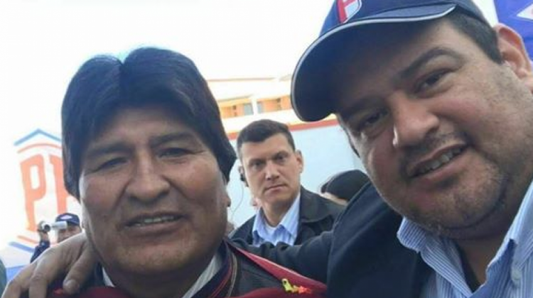 Romer Gutiérrez Quezada junto al presidente Evo Morales. Foto: Facebook de Romer Gutiérrez