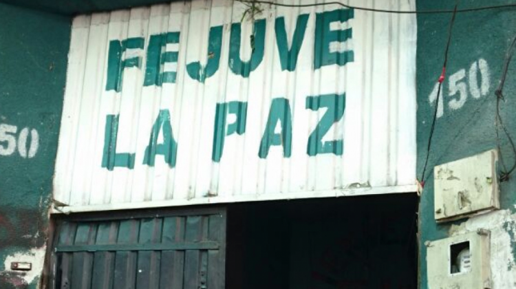 La puerta de la sede de la Fejuve de La Paz sufrió serios daños.