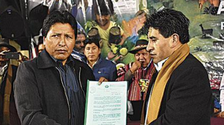Ministro Cocarico posesiona al viceministro de Tierras, Valentín Ticona. Foto: Archivo