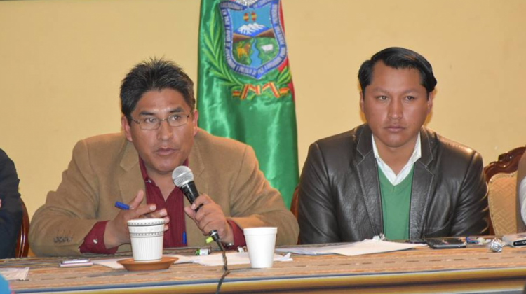 El gobernador de La Paz, Félix Patzi junto a otro funcionario. Foto: GADLP