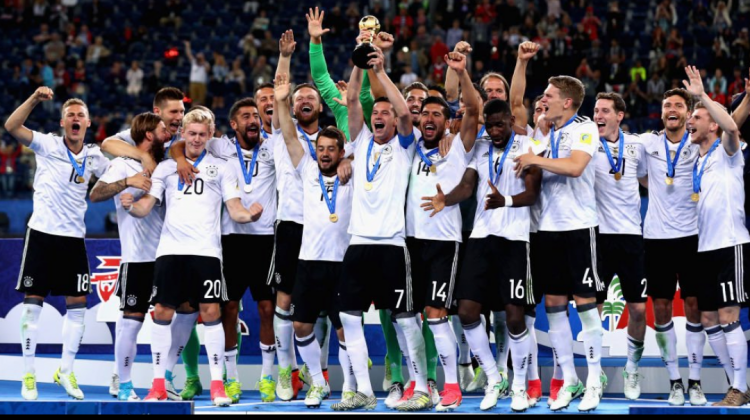 Los jugadores de la selección alemana levantan el trofeo.   Foto: @DFB_Team_ES