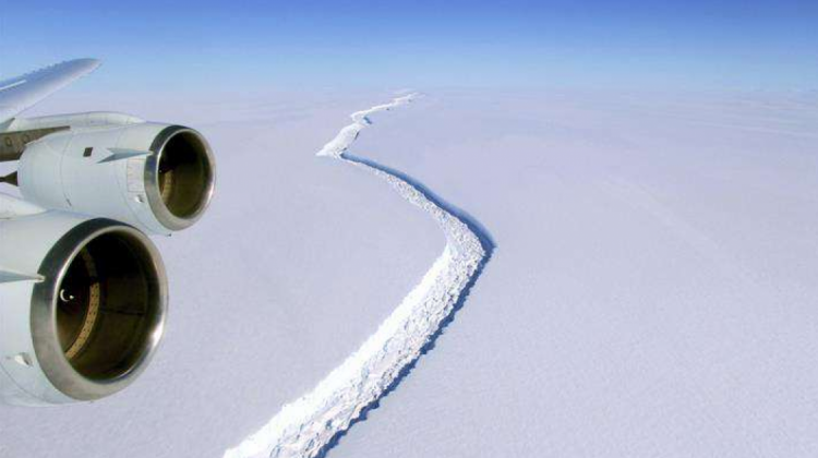 El enorme iceberg presentó una grieta que comenzó a avanzar hace décadas.