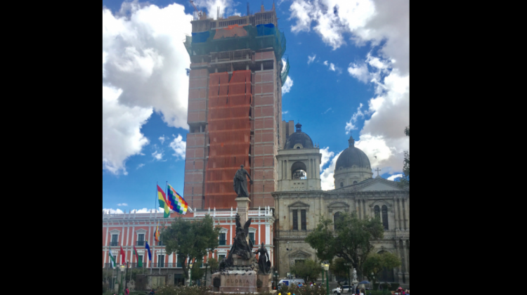 La "Casa del Pueblo" supera al actual palacio de gobierno ubicado en la plaza Murillo de La Paz.  Foto: Carlos Mesa